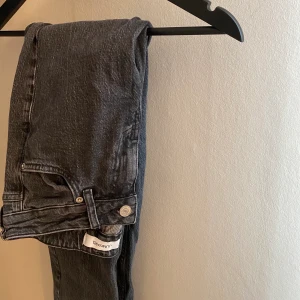 Lågmidjade jeans  - Lågmidjade jeans från Junkyard. Dom är raka i modellen, och bra på längden för mig som är 174. Använda 2 gånger. Säljer pågrund av att dom inte passar på mig