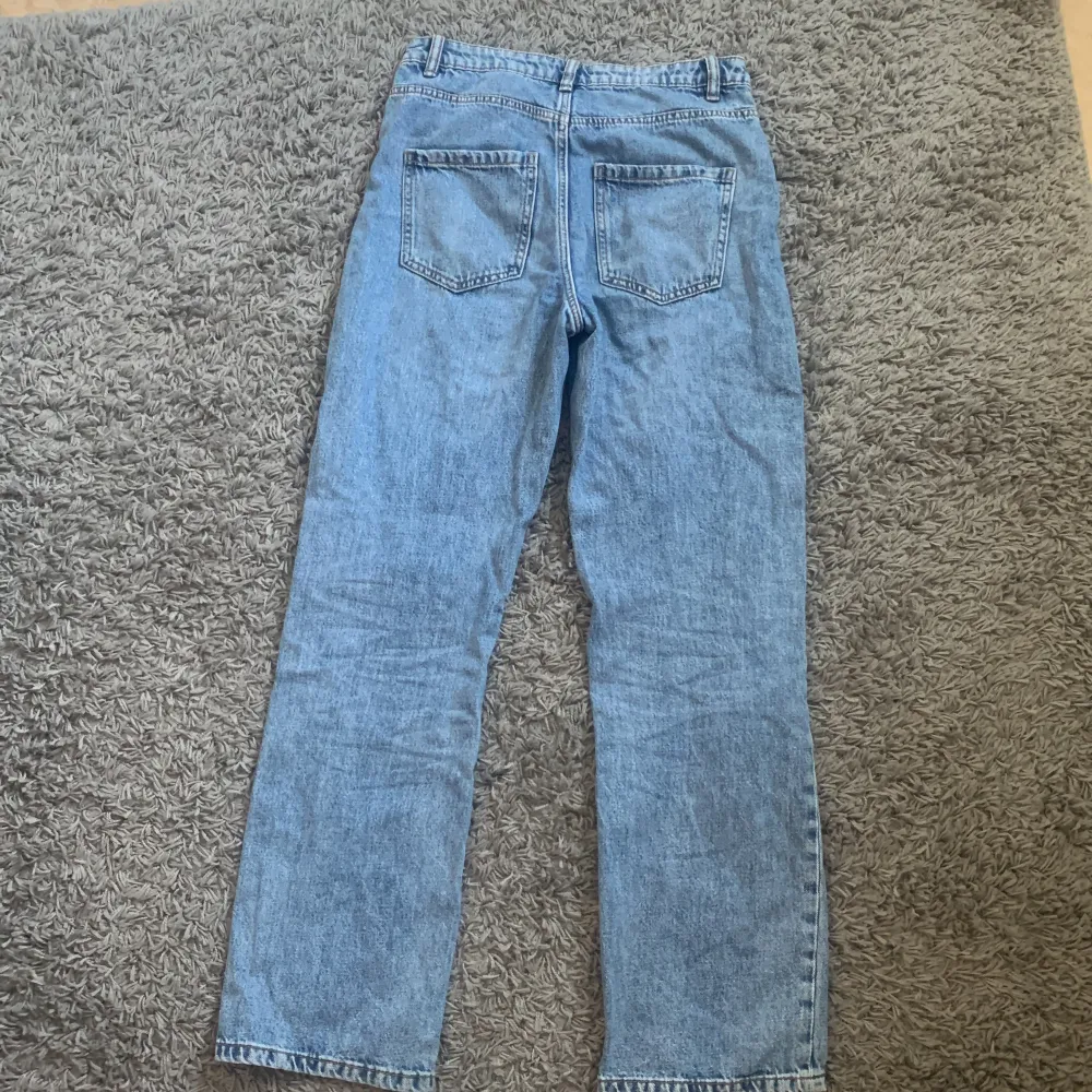 Fina mid jeans i storlek 34 som säljs då de inte kommer till användning längre. I fint skick💗 nypris 500. Jeans & Byxor.