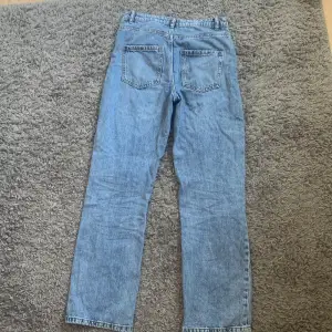Fina mid jeans i storlek 34 som säljs då de inte kommer till användning längre. I fint skick💗 nypris 500