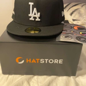 La keps  - Jag vill sälja min la keps för att den är för stor. Kepsen har storleken 60cm och har en svart färg.