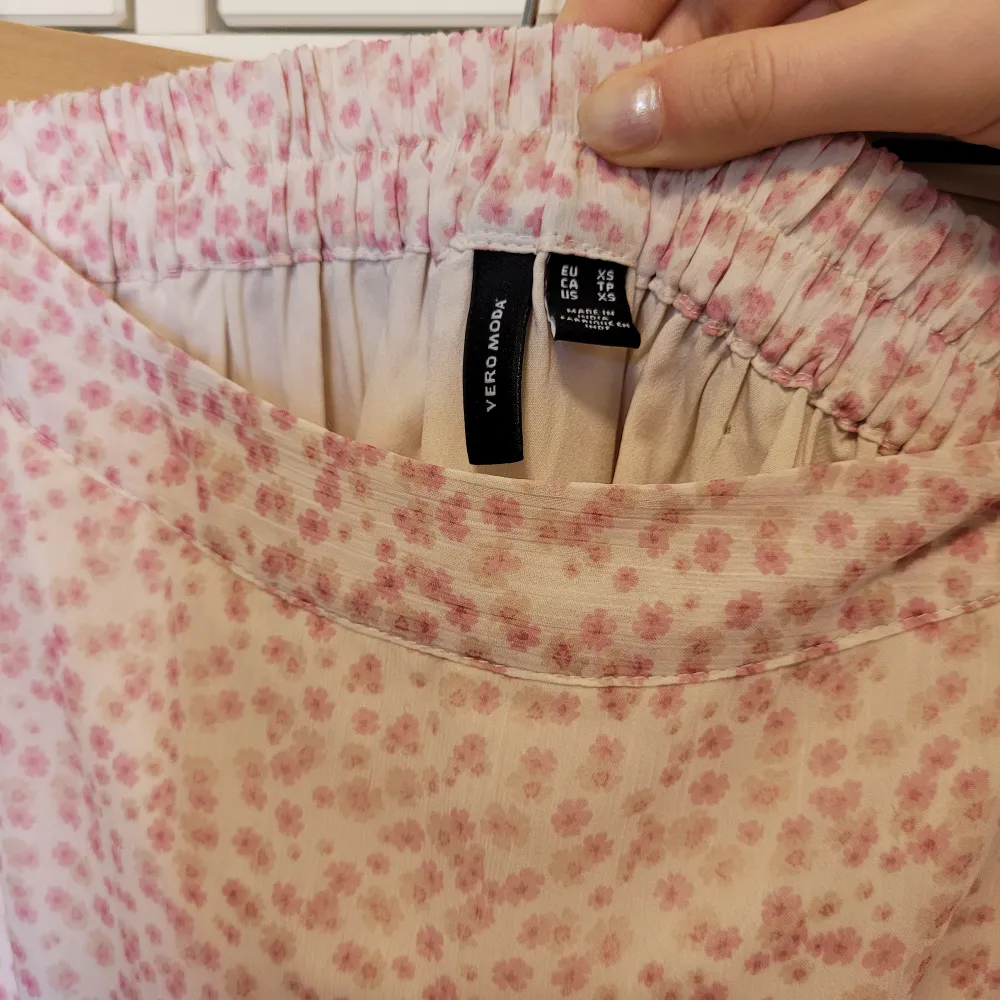 Somrig rosa långkjol i skönt material från Vero moda! Jättefin till skolavslutningen 🙌 Köparen står för frakt, kan mötas upp i Göteborg 🩷. Kjolar.