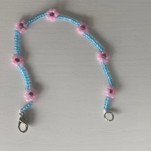 Pärlarmband - Superfint handgjort pärlarmband med blommor på. 