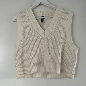 Väst  - Jättefin benvit väst från HM, superskönt material❤️‍🔥