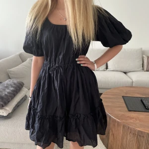 Svart klänning från &otherstories - Jättefin svart klänning från &other stories!! Perfekt inför sommaren💘💘 nypris 999kr, och använd endast engång! Det är även resår i midjan vilket gör den justerbar 