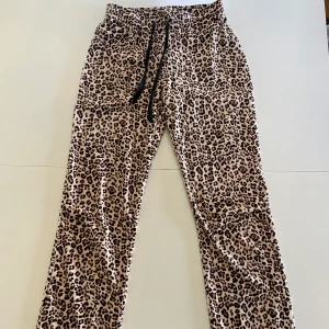 Mjukisbyxor  - Säljer dessa super sköna mjukisbyxorna! Bra skick och super mjuka!🐆