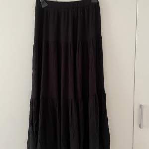Lång panelsydd kjol från stradivarius. Använd endast en gång för att testa så är som ny! Köparen står för frakten💗