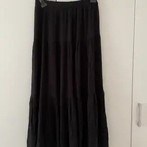 Lång panelsydd kjol från stradivarius. Använd endast en gång för att testa så är som ny! Köparen står för frakten💗