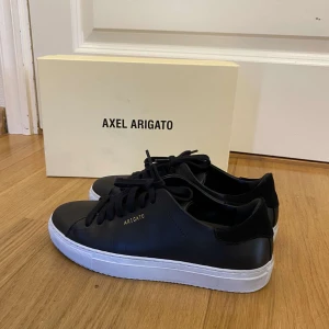 AXEL ARIGATO skor - Axel Arigato Köpta i April för 1800. Använda men i bra skick!