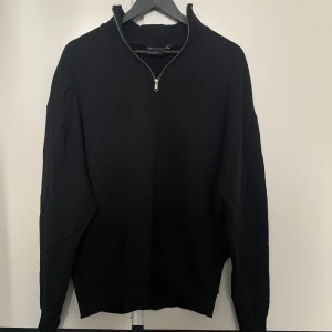 Halv zip tröja  - Köpt från ASOS för 399kr använd ca 3 gånger, bra kvalite, materialet är bomull 