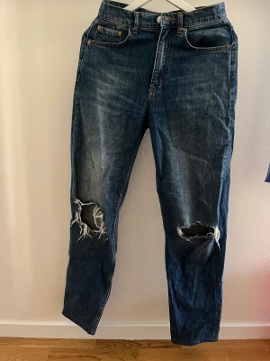Jeans från Gina - Slitna jeans från Gina  36