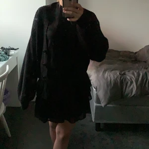 Svart kofta -  Gullig kofta som man kan ha på kalla sommarkvällar😍Kommer inte till användning!! Kan diskutera priset.