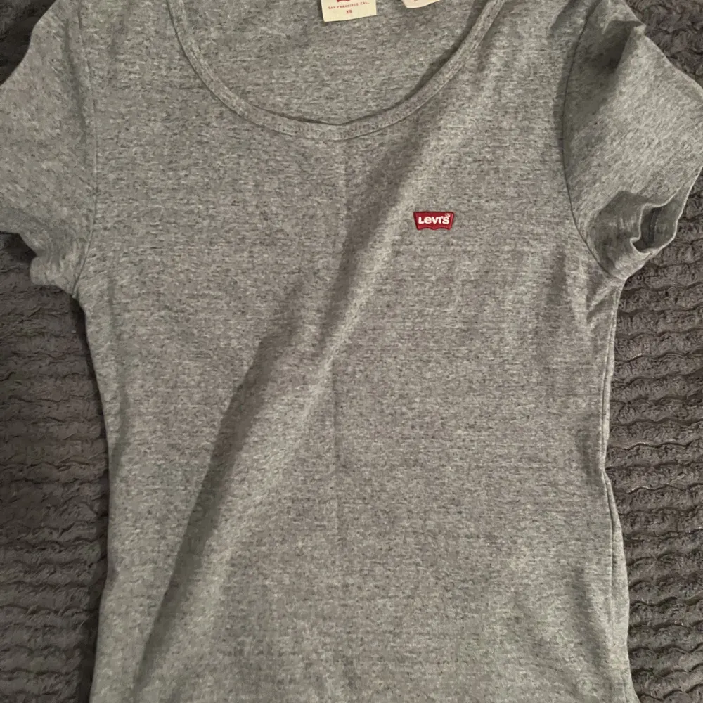 Levis, från boozt. xs/s använt 1 gång. . T-shirts.