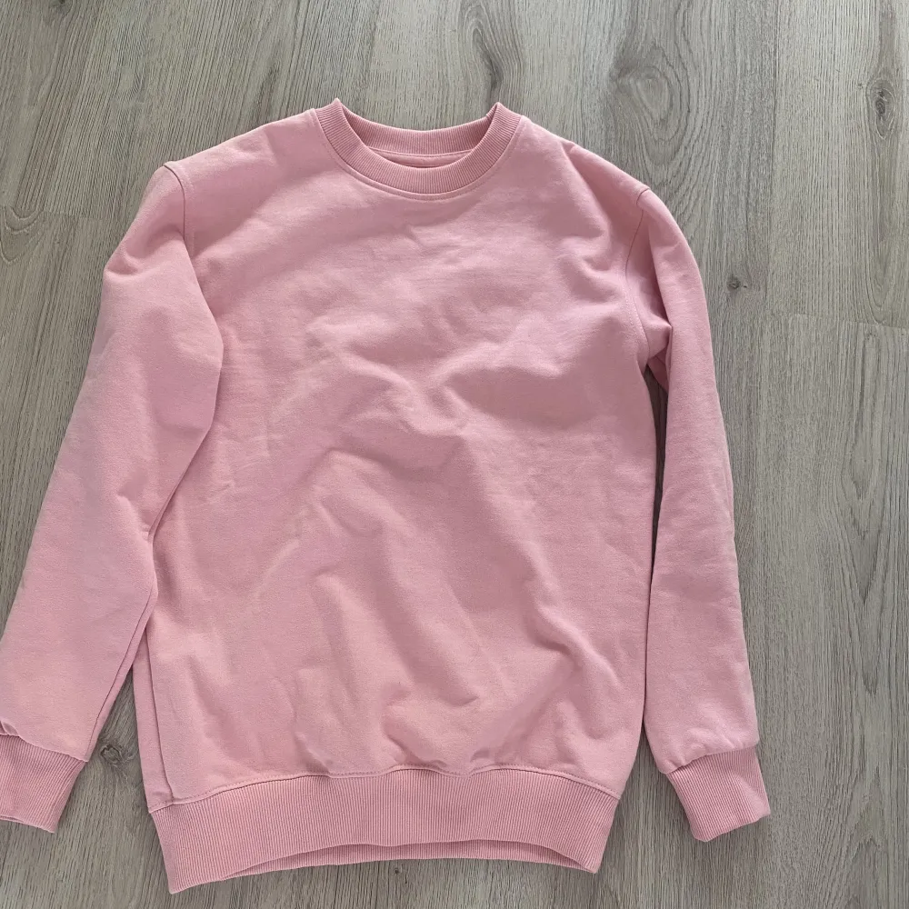 Rosa sweatshirt, aldrig använd, beställd på nätet och kommer ej ihåg sidan. Tröjor & Koftor.