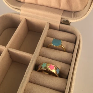 Ringar med stjärnor - Två stycken supersöta ringar perfekt inför sommaren. Helt nya och oanvända. Den med stjärnor går att justera. Stjärniga 50kr den blåa 30kr, båda för 60kr! Frakt på 18kr tillkommer.skriv gärna vid frågor 💗