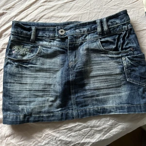 Jeans kjol - Jeans kjol med mycket detaljer på bland annat fickorna