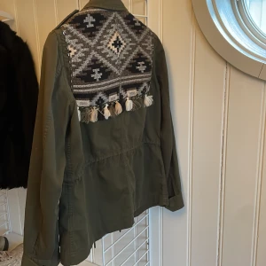 Jeansjacka grön - Jag säljer min fina jeansjacka från hm eftersom den inte kommer till användning. Den är storlek 34 och ett par tofsar saknas men det syns inte mycket. Jag tar emot bud men inga skambud. 🤍