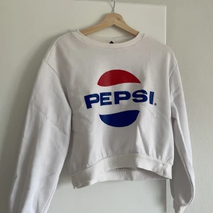 Pepsi hoodie  - En oanvände hoodie med pepsi tryck.  Storlek M. 