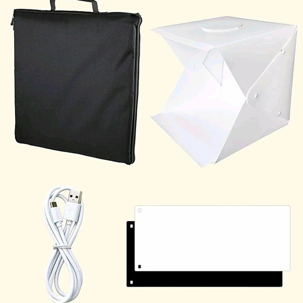 Box med LED-lampa för att ta snygga bilder på föremål.  Perfekt för dig som säljer mycket.  Detta ingår i paketet: ➕️ Bas med LED-ljus (fotograferings-box) ➕️ 2 st bakgrunder (svart & vit) ➕️ USB-sladd för lampan ➕️ Förvarings-väska. Accessoarer.