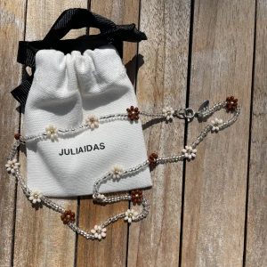 Halsband från JuliaIdas - Halsband köpt för cirka 2 år sedan. Väldigt lite använd. Passar toppen till varierande sommaroutfits. Kan användas som både halsband och armband Använder inte längre därav att jag säljer den. Köpt för 350 kr, säljer för 100 kr eller högsta bud. 