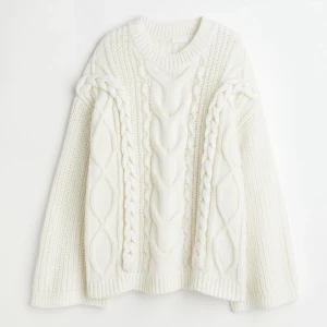 Kabel stickad tröja H&M - I nyskick och helt oanvänd. 