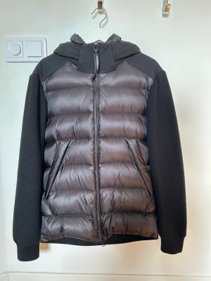 C.P Company cardigan  - Säljer min C.P cardigan då den inte kommer till användning mer. Kvitto tags o allt följs med i köpet. Den är helt felfri o de är bara o skriva för fler bilder eller frågor.