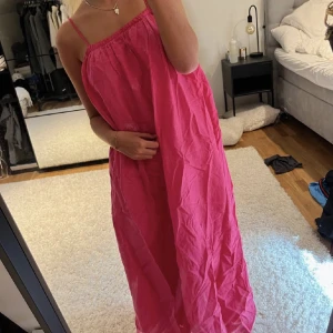 Super fin rosa lång kläning - Rosa lång kläning 💘HELT NY med lappen kvar