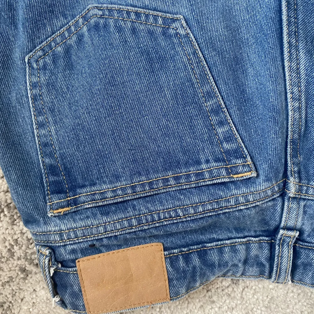 Dessa jeans är i super bra skick, jag säljer dom för jag har vuxit ur dem💘. Jeans & Byxor.