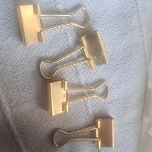 Klämma så att du kan hänga upp papper eller bilder - Bra att ha om du gillar att ha bilder hängades på vägar eller någonstans