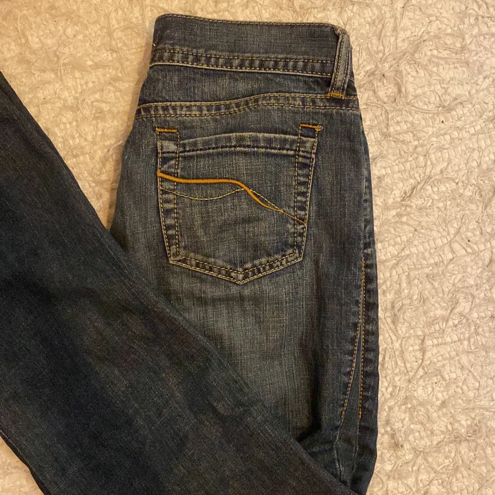 lite större jeans som är lågmidjade och boutcut💕💕storlek 40. Jeans & Byxor.