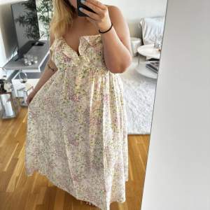 blommig klänning från HM! använd två gånger 💕jag är 160 och den är lång på mig