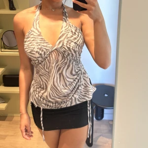 Patterned top - Mönstrad mesh topp. Har låg rygg, cute till sommaren och i riktigt bra skick. XS