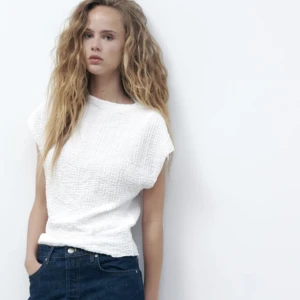 Zara topp - Topp med textur, aldrig använd! Storlek S men är stor i storleken! Köpt för 199kr.