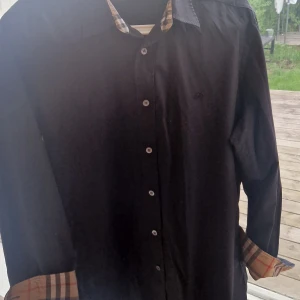 Burberry skjorta svart - Strl L men är mer som S/M  Tappat lite färg vid kragen 