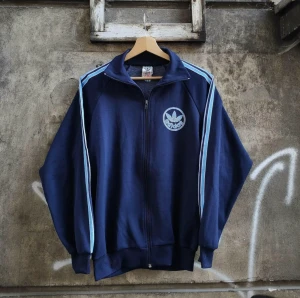 Vintage Adidas Originals Track - Storlek - S Bröstbredd - 52 cm Plagglängd - 63 cm  Ställ gärna frågor, jag svarar snabbt 🌟🌟