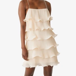 & Other Stories  - Beige volang klänning ifrån & Other Stories i strl 42 🫶🏽