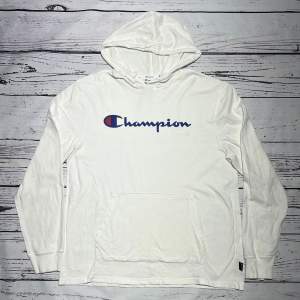 Märke: Champion Typ: Hoodie Färg: Vit Kroppstyp: Unisex Skick: Mycket Bra   Sparande av miljö  30x  lägre utsläpp jämfört med ny vara Sparat vatten ca 3950 liter Sparat CO2 ca 6.8 kg