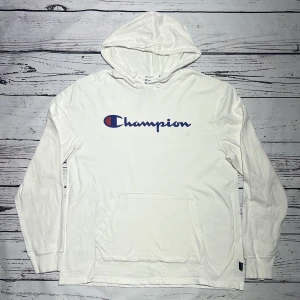 Champion Hoodie Vit Tunn - Märke: Champion Typ: Hoodie Färg: Vit Kroppstyp: Unisex Skick: Mycket Bra   Sparande av miljö  30x  lägre utsläpp jämfört med ny vara Sparat vatten ca 3950 liter Sparat CO2 ca 6.8 kg
