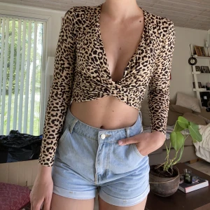 Leopardtröja  - Tröja ifrån Sisters Point storlek S. Lite använd, snygg till fest. 🐆🖤