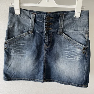 Jeanskjol - Jeanskjol från gamla Lindex. Storlek 38/S. Fint skick, inga defekter. 