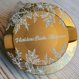 Världens bästa mamma! Aluminium snusdosa - Splitt ny metallic guld aluminium snusdosa tredeland med bjudlock. Perfekt morsdag present graverad på baksidan och fram. 