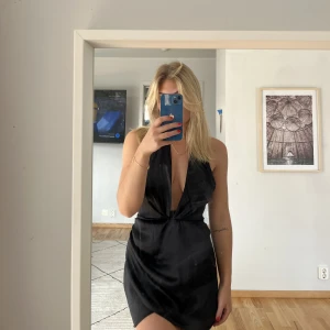 Jättefin festklänning! - Säljer denna superfina klänning från zara, köpt förra året men knappt använd 💞🥰