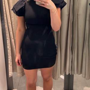 Svart klänning från Zara, storlek Xs skriv för fler bilder 💕