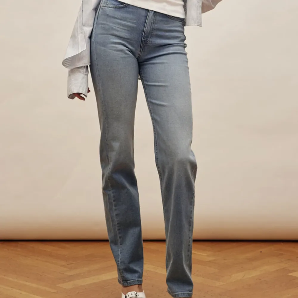 Säljer mina absoluta favoritjeans som är nästintill som nya då jag beställde hem två olika strl 💕 strl 27 motsvarar s/m. Relaxed Jeans Washed Blue i tall modell ❤️ . Jeans & Byxor.