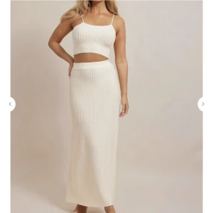 Sommar kjol - Beige  - Ej genomskinlig  Helt oanvänd, säljs pga gravidmage.   Prislapp finns kvar 