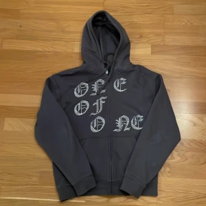 Grå oneofone hoodie - Säljer min gråa oneofone hoodie för använder den inte 