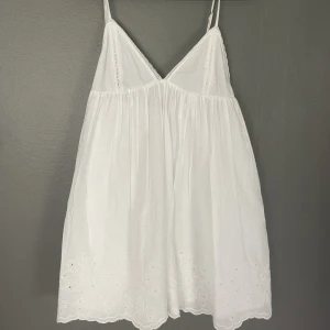 Vit klänning  - Jätte fin klänning från zara som jag aldrig använt