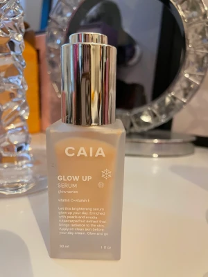 Caia glow up serum - Säljer detta serum från caia för 170 kr. Ordpris 295 kr.