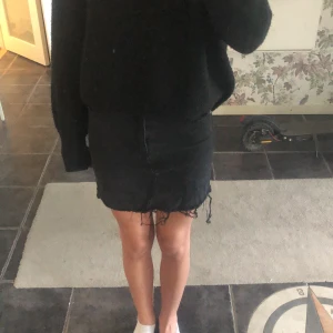 Jeans kjol - Säljer denna fina jeans kjol ifrån gina tricot. Bra skick❣️
