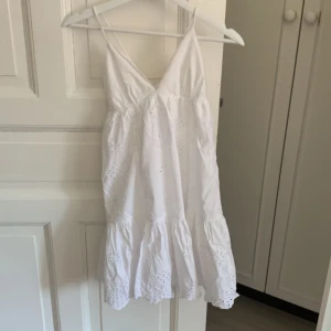 ZARA klänning  - Använt denna ZARA klänning ungefär 1-2 gånger, köpte den för 400kr