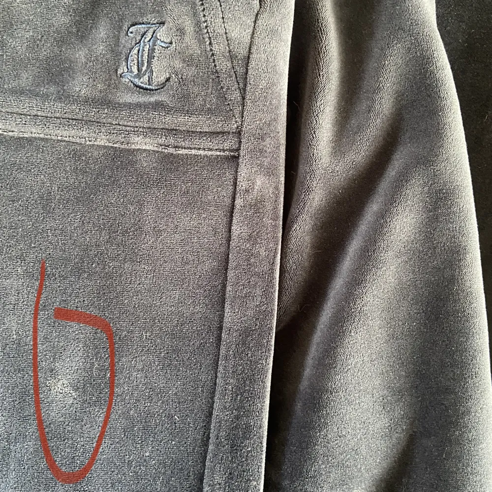 Ett par mörkblåa juicy couture byxor som har används men är i bra skick förutom en liten fläck (se sista bilden). Priset går att diskutera! . Jeans & Byxor.